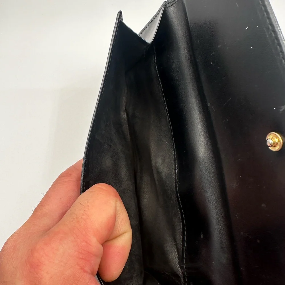 Gucci & Chanel wallet. These are rehab wallet. Please look at the pouch - Picture 9 of 9